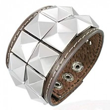 Brown leather bracelet with studded shiny pyramids