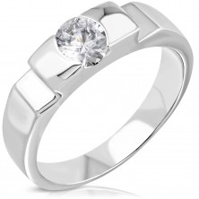 Engagement ring with protruding centre and side cuts