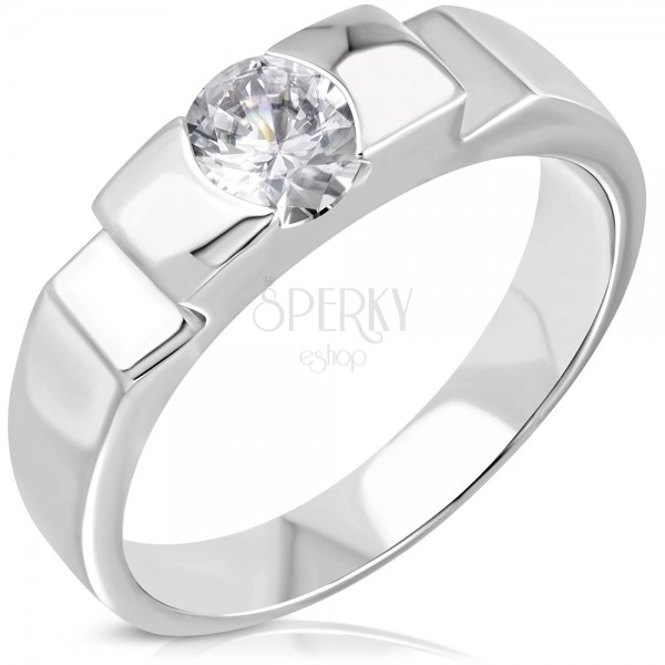 Engagement ring with protruding centre and side cuts