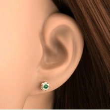 Earrings in yellow 14K gold - sparkly flower with a round emerald in the middle