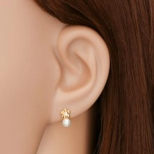 Earrings made of yellow 14K gold, shiny flower with clear diamond, white pearl
