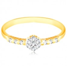 Ring of 14K gold - clear sparkling flower, tiny zircons on the shoulders