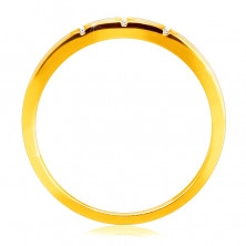 585 Yellow gold diamond ring – shiny shoulders, three glittery brilliants