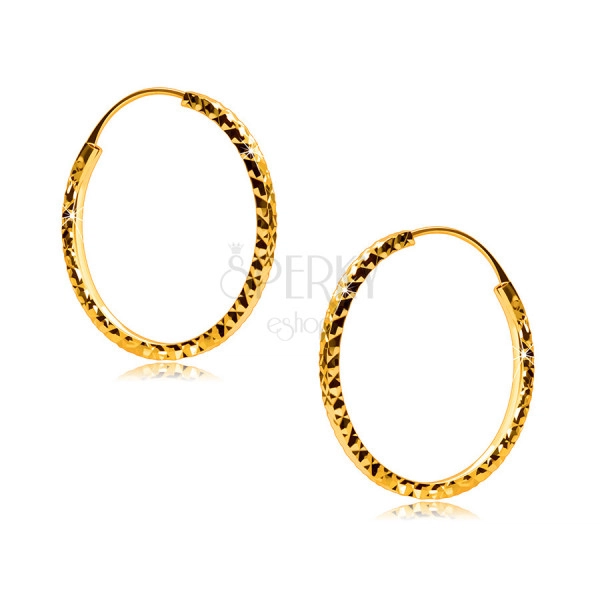 Round earrings in 375 yellow gold decorated with diamond cut, square shoulders, 18 mm