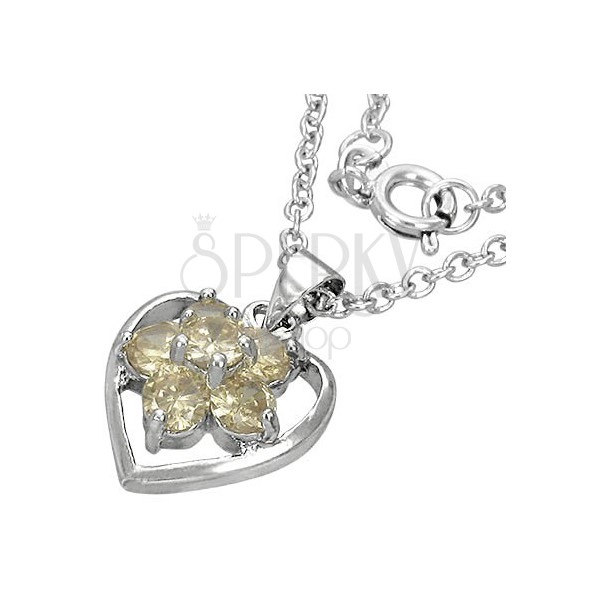 Necklace with trendy heart in the middle